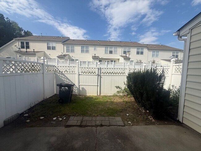 Building Photo - 3 bedroom 2.5 bathroom Fieldstone Townhouse in Fort Mill!