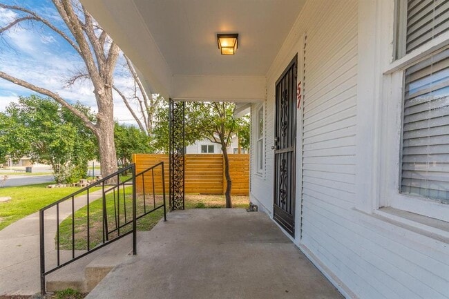 Building Photo - 57 Chalmers Ave