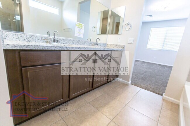 Building Photo - 2028 E Brooklyn Dr