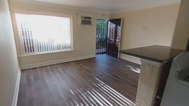 Building Photo - Welcome to SkyView Villa & Somerset Apartments!