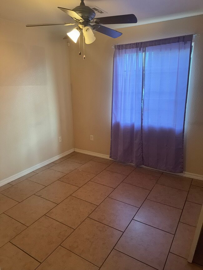 Building Photo - 2615 E Edais St