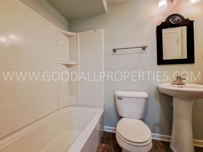Building Photo - 3 Bedroom 3.5 Bath Urbandale Home Waukee S...