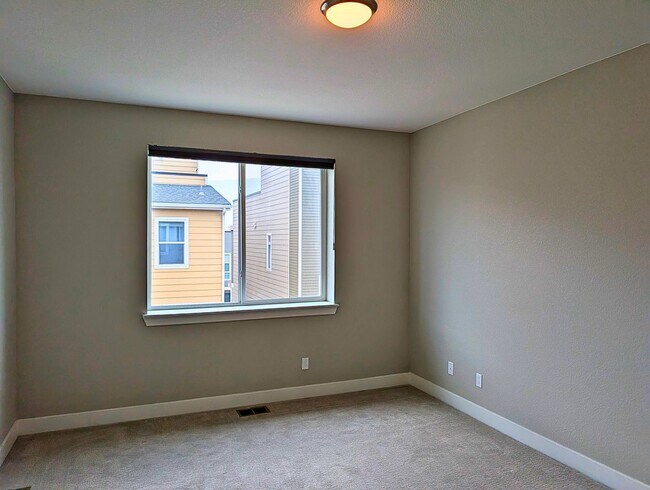 Building Photo - Beautiful 2 Bed + Office + 2.5 Bath home i...