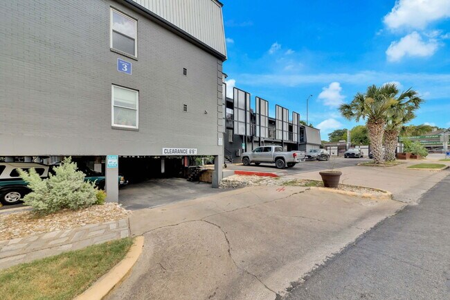 Building Photo - 2020 S Congress Ave