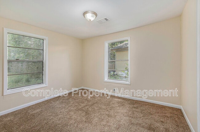 Building Photo - 18 Center St