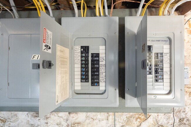 Building Photo - 584 Mt Hope St