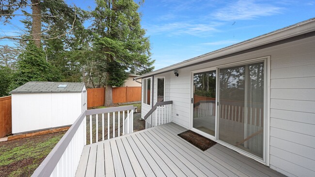 Building Photo - 3 Bed 2 Bath - Small-Medium Dog per Approval - Gas Furnace and A/C - NAS Whidbey