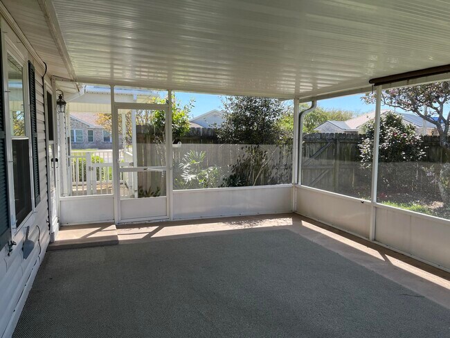 Building Photo - 2260 Estate Cir