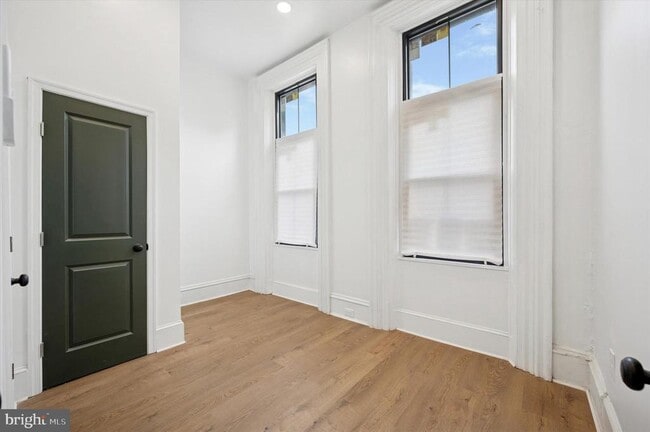 Building Photo - 1637 W Girard Ave