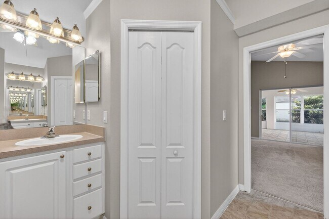 Building Photo - Available NOW - 3/2 Split Plan Home in Eustis with large Florida Rm!