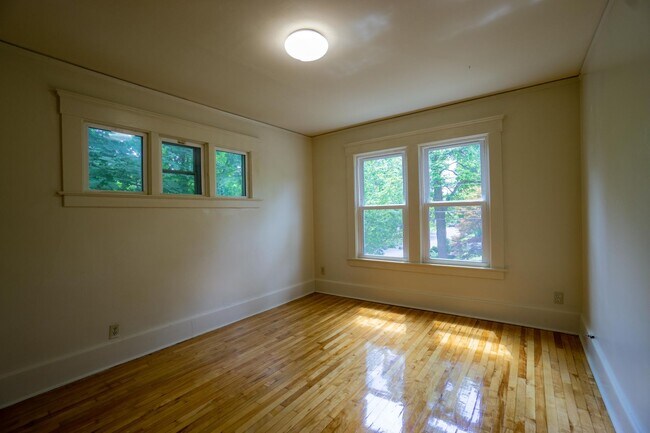 Building Photo - Available 8/1/26 - Spacious Three Floor Si...