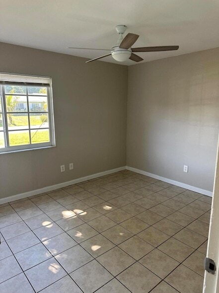 Building Photo - 377 SW Cherryhill Rd