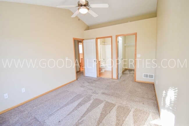 Building Photo - 2 Bedroom, 2 1/2 Bath Townhome in Urbandale with attached Garage!!!