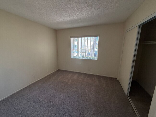 Building Photo - 1230 Hull Pl