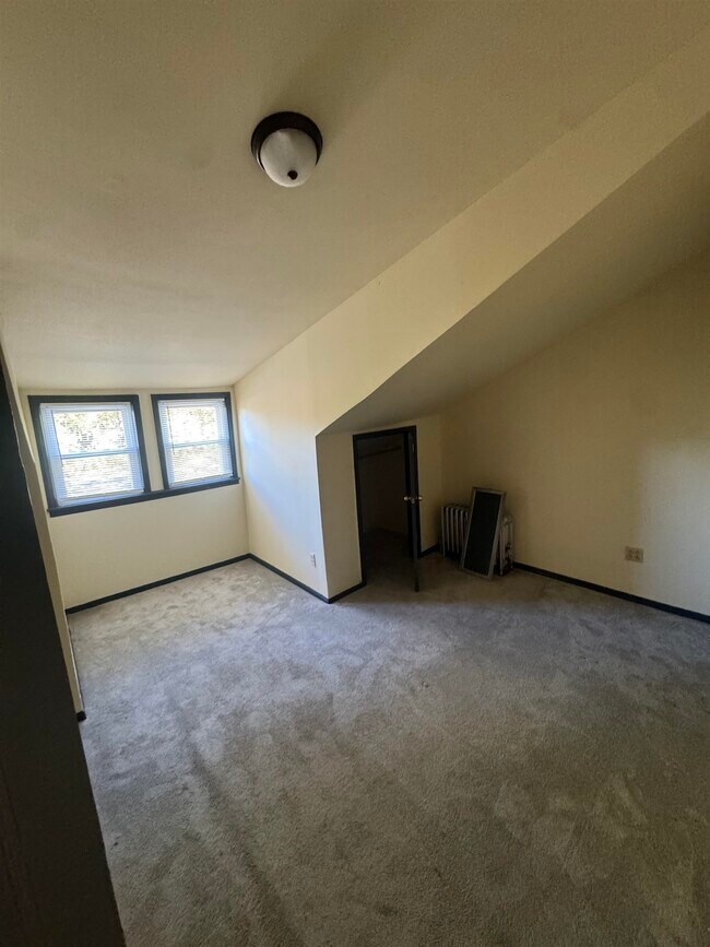 Building Photo - 620 Lyons Ave