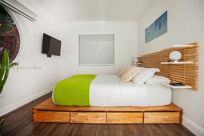 Building Photo - 1050 NW 46th St