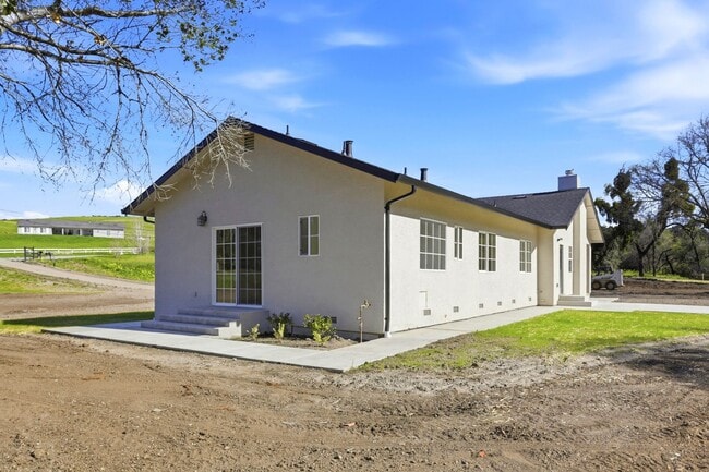 Building Photo - Beautiful Gated Country Property