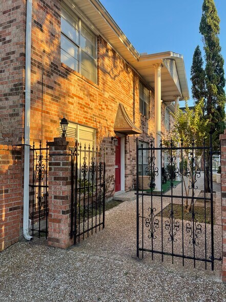 Building Photo - 4513 Avenue P 1/2