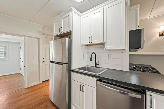 Building Photo - 44 Saratoga Ave