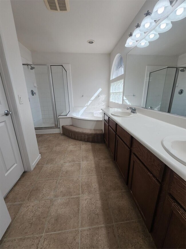 Building Photo - 3-Bed, 2.5-Bath Pet-Friendly Home with Fen...