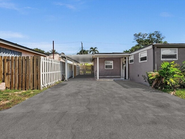 Building Photo - 6661 Meade St