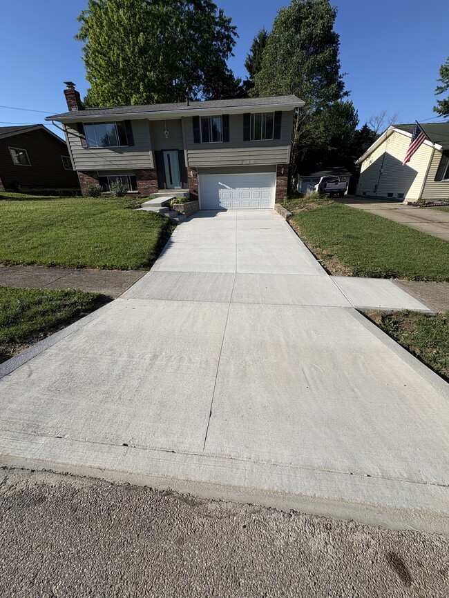 Building Photo - 256 Monroe Dr