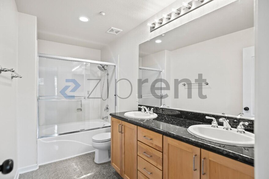 Building Photo - 722 Kingsford Way