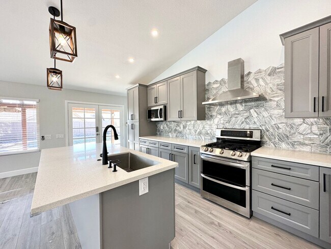 Building Photo - AVAILABLE NOW !! STUNNING 4 Bedroom 2 Bathroom POOL home in La Quinta