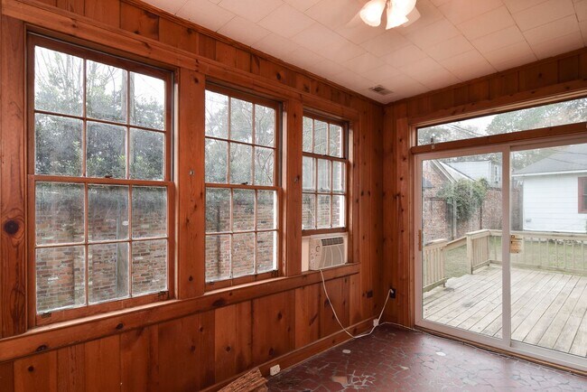 Building Photo - Charming 3 Bedroom Home in Desirable Heath...