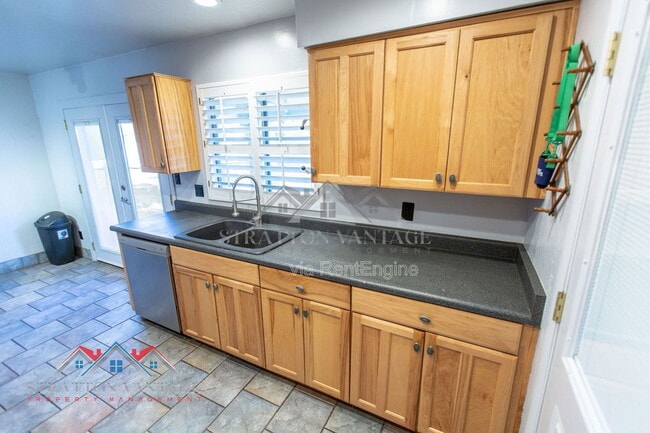 Building Photo - 1735 W Pampa Ave