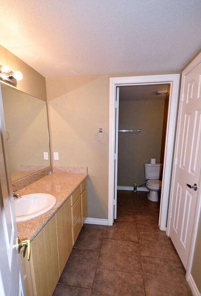 Building Photo - Charming 1 Bedroom Condo close to Durango ...