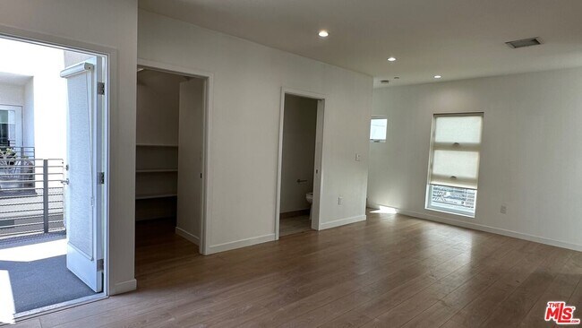 Building Photo - 5226 Satsuma Ave