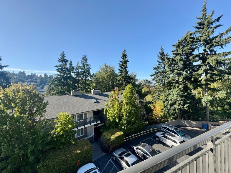 Building Photo - Move-in Special…..Four Weeks Free!!!