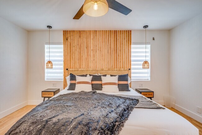 Building Photo - 1814 NW 14th Ave