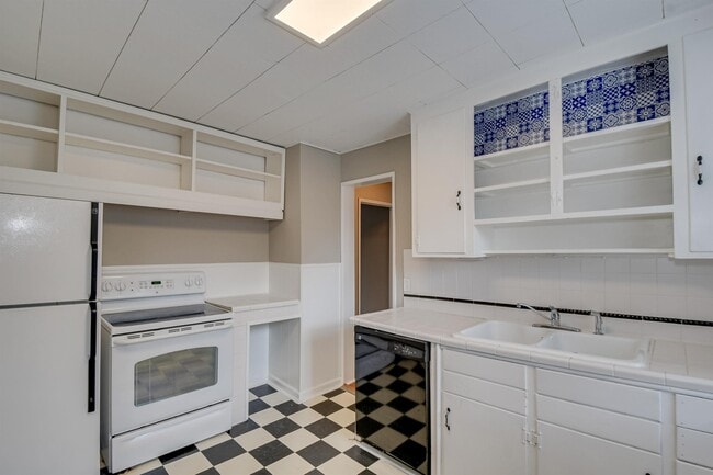 Building Photo - 1019 1/2 Bedford Dr