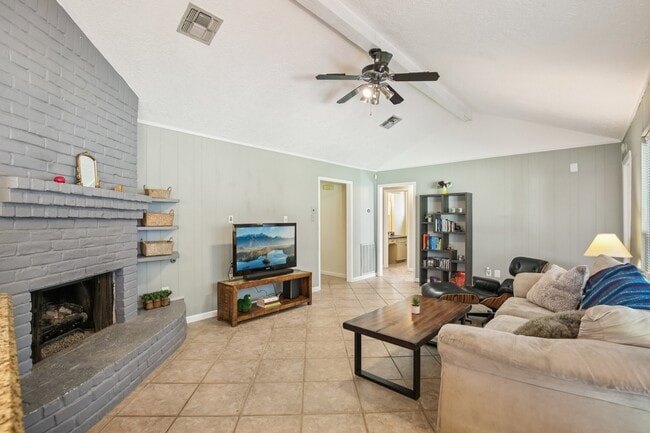 Building Photo - 15126 Silverman St