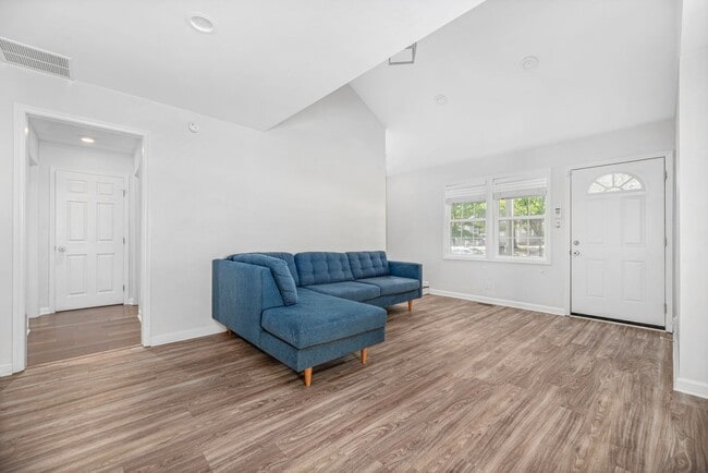 Building Photo - (Coming Soon) Renovated Home just minutes from Uptown!