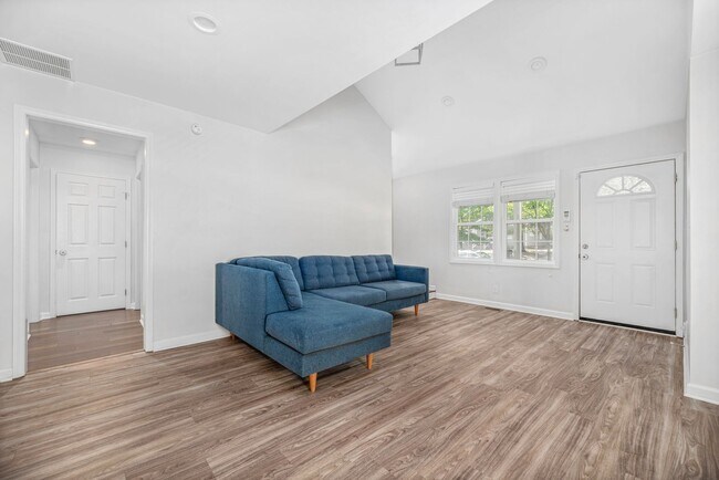 Building Photo - Renovated Home just minutes from Uptown!