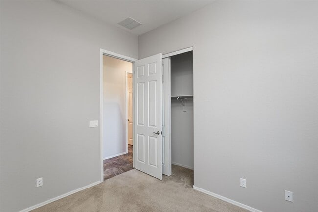 Building Photo - 4077 N Aberdeen Ave