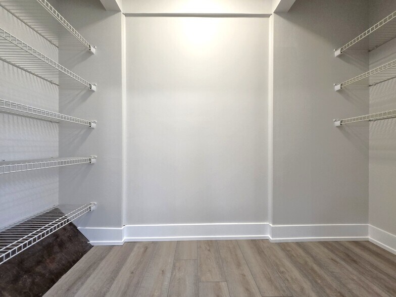 Building Photo - 1002 E Callero Cir