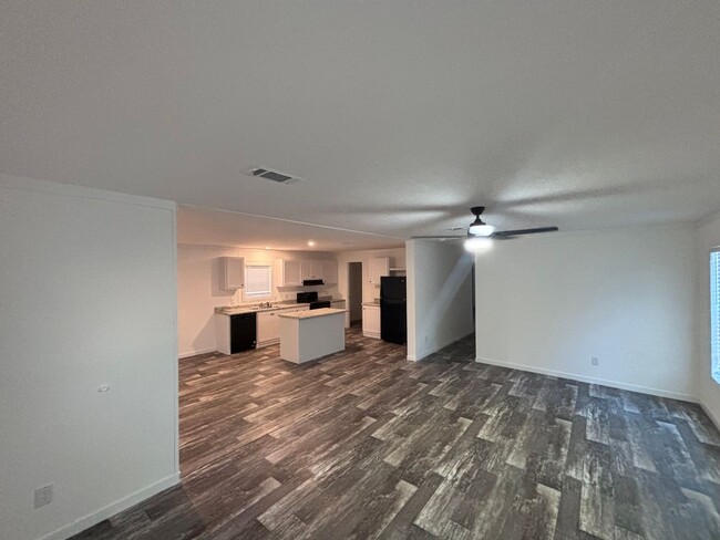 Building Photo - Move in special $500 off first months rent !