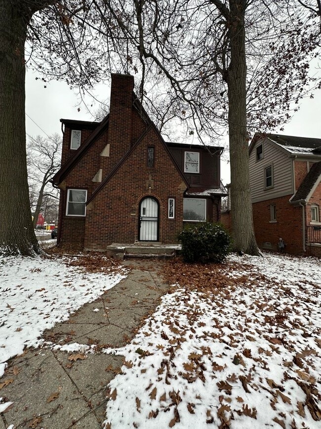 Building Photo - Beautiful 4 bedroom brick tudor