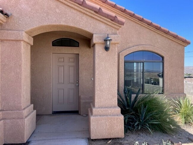 Building Photo - 3 Bedroom 2 bath Home Boat Deep Garage and RV parking Near Safeway