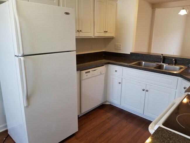 Building Photo - 211 Sunview Drive