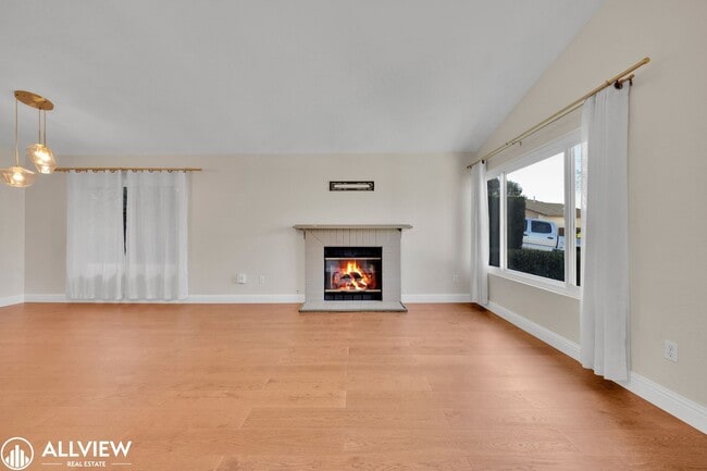 Building Photo - Gated Cimarron 3 Bed/ 2 Bath Home with Garage & Community Amenities