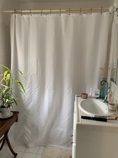 Bath w tub/shower - 1234 22nd St