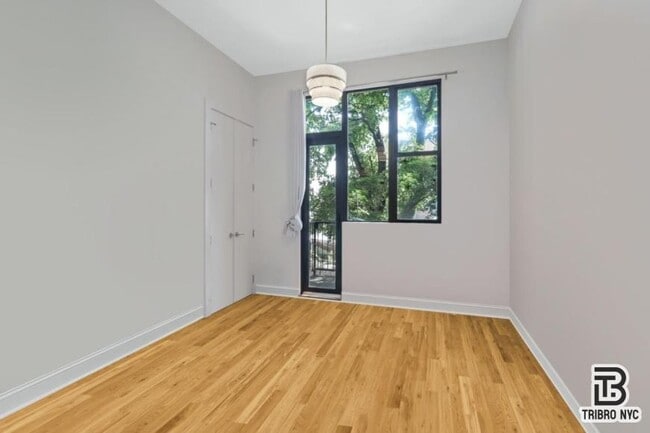 Building Photo - 3 bedroom in ASTORIA NY 11106