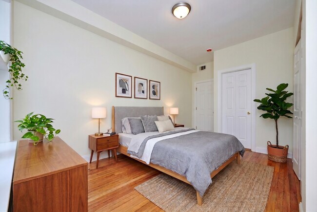 Building Photo - 7209 N Damen Ave