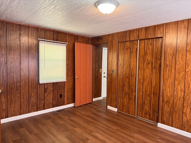 Building Photo - 3 Bed, 1.5 bath mobile home