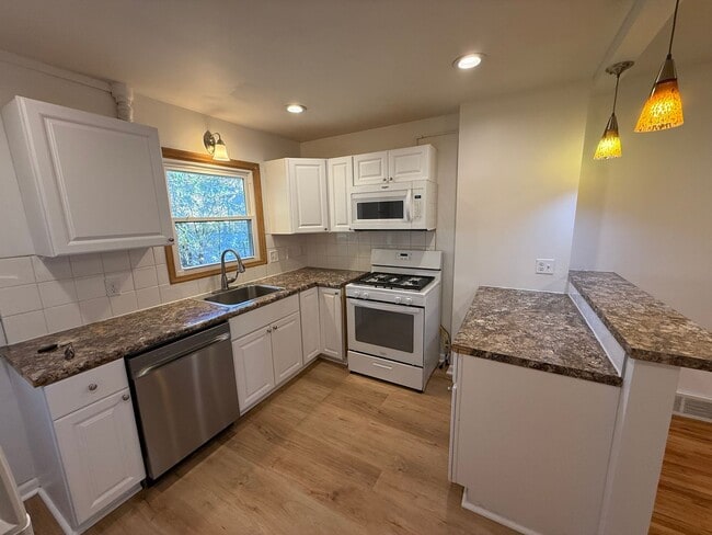 Building Photo - 3BR off 50th and Center